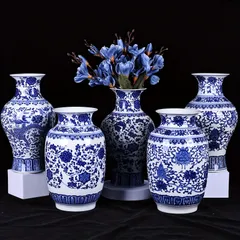 白磁器の花瓶です山水画の上に盛り上がった 立体画の龍ドラゴン