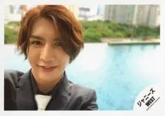 【中古】生写真(ジャニーズ) ジャニーズWEST/藤井流星/横型・顔アップ・衣装黒・ネクタイ白・左寄り/藤井流星 海外(タイ)オフショット/公式生写真