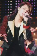 【中古】生写真(ジャニーズ) Kis-My-Ft2/藤ヶ谷太輔/上半身・衣装黒.赤.金・左手マイク・右手前・目線左上・2Lサイズ/One!-the history of Tackey-