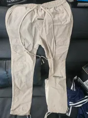 FEAR OF GOD(フィアオブゴッド) ESSENTIALS(エッセンシャルズ) ナイロン カーゴパンツのサムネイル