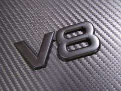 ● V8 MAD BLACK マッドブラック仕様 メタル製 エンブレム 数量限定入庫品 新品！