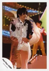 【中古】生写真(ジャニーズ) Hey! Say! JUMP/知念侑李/ライブフォト・膝上・衣装白黒・羽根飾り・両手マイク・体正面・目線右/公式生写真