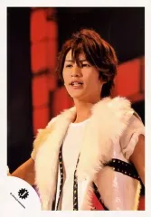 【中古】生写真(ジャニーズ) 7WEST/藤井流星/ライブフォト・バストアップ・衣装白・ファー・体左向き・歯見せ・背景赤黒/公式生写真