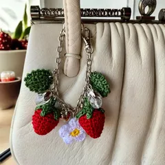 ③あみぐるみ苺のバッグチャーム　ガラス風蕾チャーム　銀ハート