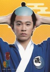 '[중고] 생사진(남성) 극단 Patch/이노우에 타쿠야(이소베 이소베)/버스트 업·의상 블루·양손 머리·배경 노랑·캐릭터 샷/Patch stage vol.9 무대