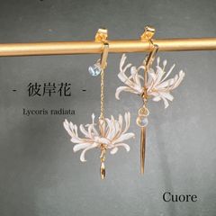 彼岸花 アシンメトリー/白 ピアス/イヤリング  結婚式 ブライダル ウェディング お花 フラワー 成人式 浴衣 着物 和装 和服 正月 秋 誕生日 プレゼント ギフト 母の日 入学式 卒業式 袴 おしゃれ