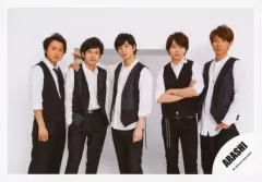 【中古】生写真(ジャニーズ) 嵐/集合(5人)/横型・膝上・シャツ白・ベスト黒・センター松本・右手オブジェ・大野左手二宮の肩・櫻井腕組み・背景白/「Are You Happy?」ジャケ写撮影＆「Don’t You Get It」PV撮影/公式生写真