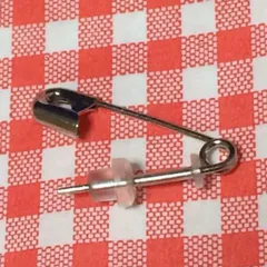 安全ピン ピアス。銀色