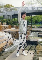 [중고] 원시 사진 (남성) ☆ BOYS AND MEN / 용사 / 친필 사인들이 · 전신 · 의상 흰색 · 회색 · 오른손 올려 · 오른쪽 방향 / 공식 생 사진