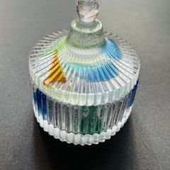 🌈夢を詰め込んで…🦄✨  シーグラスのレジン小物入れ💖  キラキラ輝く魔法の小箱💎✨  アクセサリー収納やインテリアに🎁　レジンでハンドメイド　匿名配送　送料無料