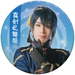 【中古】バッジ・ピンズ(男性) 黒羽麻璃央(三日月宗近)/背景：ブルー 刀剣男士缶バッジ 「ミュージカル『刀剣乱舞』～真剣乱舞祭 2016～」 ガチャ景品
