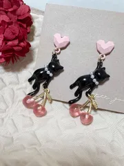 再販♡チェリーゆらゆら黒猫ピアス　可愛い　ピンク　ハート　果物　ミニチュア　s925