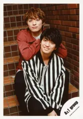 【中古】生写真(ジャニーズ) Aぇ! group/福本大晴・正門良規/膝上・座り・衣装赤茶.黒.白・福本両手正門の肩・階段/「僕らAぇ! groupがbrakeしそうですねん?!」グッズオフショット/公式生写真