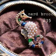 レトロカラーのタツノオトシゴブローチ　生き物 パール かわいい 動物 魚 海 2way メンズ 男女兼用 レトロ アンティーク調 ヴィンテージ調 生き物