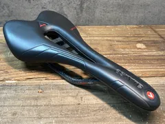 アスチュート　カーボンレールサドル　重量178g アスチュート カーボンレールサドル 重量178g 自転車
