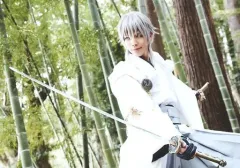 【中古】生写真(男性) 健人(鶴丸国永)/横型・膝上・衣装白・両手刀・野外・キャラクターショット/舞台「『刀剣乱舞』 義伝 暁の独眼竜」個人セットブロマイド