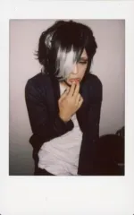 【中古】生写真(男性) Lycaon/零-zero/膝上・座り・衣装黒グレー白・右手指2本唇・目線下・左手椅子・右目隠れ・背景白/生チェキ