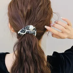 【パール付きシュシュ ヘアゴム】ブラック×ホワイト フリル柄 大人可愛い上品デザイン