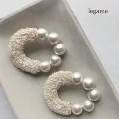 刺繍とコットンパール の ブローチ