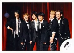 【中古】生写真(ジャニーズ) NEWS/集合(6人)/横型・膝上・背景赤色・衣装黒・ジーンズ・体左向き・笑顔・肩組み/公式生写真
