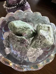 ウルトラレア！光沢あるゾイサイト結晶たち285ct