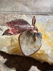 龍脈の精髄 水晶 魂を導く結晶の花 売上一部保護猫活動に使用 龍脈の精髄 ― 黒水晶ペンダント 「護りと再生を宿す大地の力