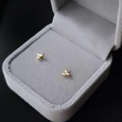 066P【高品質✨】小粒 ダイヤ 3粒 三角形 ゴールド ピアス ミニサイズ