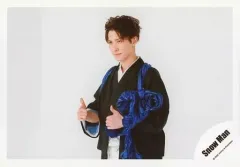 【中古】生写真(ジャニーズ) Snow Man/渡辺翔太/横型・上半身・衣装黒・白・青・袴・両手親指立て・左向き/「アクリルスタンドII」オフショット/公式生写真