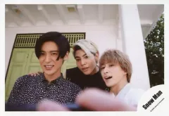 【中古】生写真(ジャニーズ) Snow Man/ラウール・目黒蓮・佐久間大介/横型・バストアップ/海外(タイ)オフショット/公式生写真