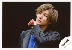 【中古】生写真(ジャニーズ) SixTONES/京本大我/横型・バストアップ・衣装黒.青・左手顎・背景黒/シングル「NAVIGATOR」MV＆ジャケ写オフショット/公式生写真