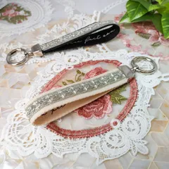 No.61 (シルバー×ホワイト) インド刺繍ハンドストラップ 　キーホルダー　バッグチャーム　スマホストラップ　携帯ストラップ　インド刺繍アクセサリー