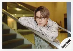 【中古】生写真(ジャニーズ) Sexy Zone/菊池風磨/横型・上半身・衣装ベージュ・白・チェック柄・眼鏡・腕組み・手すり・階段/アルバム「PAGES」MV＆ジャケ写オフショット/公式生写真
