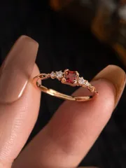 リング レディース シングル 925スターリングシルバー贅沢 シャンパンゴールドプレート ファインジュエリー  ウィメンズ スクエア オープンリング。上品なホースアイ レッドストーン装飾入り。デイリーウェアに最適。