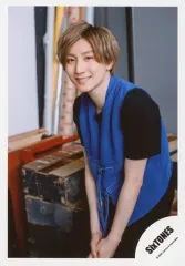 【中古】生写真(ジャニーズ) SixTONES/京本大我/膝上・衣装黒.青・両手重ね・左向き・カメラ目線/シングル「NAVIGATOR」MV＆ジャケ写オフショット/公式生写真