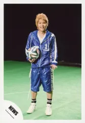 【中古】生写真(ジャニーズ) NEWS/手越祐也/全身・衣装青.白・右手サッカーボール・笑顔/「ONE-for the win-」PV/公式生写真
