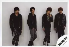 【中古】生写真(ジャニーズ) Kis-My-Ft2/集合(4人)千賀健永・横尾渉・宮田俊哉・二階堂高嗣/横型・全身・衣装黒・足交差・右手腰・左手襟・背景白/公式生写真