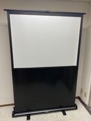 三菱　プロジェックタースクリーン 自立式 60インチ相当　床置き　ロールスクリーン　携帯　(担当　水谷)