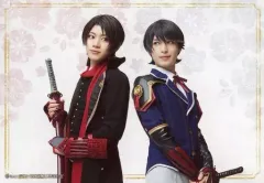 【中古】生写真(男性) 佐藤流司(加州清光)・阪本奨悟(堀川国広)/横型・膝上・キャラクターショット/「ミュージカル 『刀剣乱舞』 ～幕末天狼傳 2020～」ランダムブロマイド 戦闘ver.