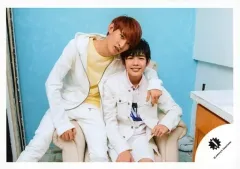 【中古】生写真(ジャニーズ) 関西ジャニーズJr./向井康二・長尾謙杜/横型・膝上・座り・衣装白・黄・ピンク・向井肩組み・ソファ白・背景水色/「関西ジャニーズJr. 春のSHOW合戦」グッズ撮影/公式生写真