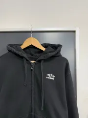 M umbro(アンブロ) スモールロゴ フード ジップアップ ジャケット