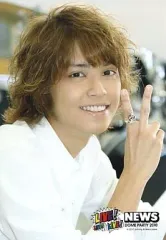 【中古】生写真(ジャニーズ) NEWS/手越祐也/バストアップ・白シャツ・右手ピース・指輪・カメラ目線/LIVE!LIVE!LIVE! NEWS DOME PARTY2010/公式生写真