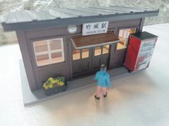 【HO】【夜景】木造無人ローカル駅舎　ストラクチャー（★照明付）着色　完成品 HOゲージ】【夜景】木造・田舎の無人駅（駅舎） ストラクチャー