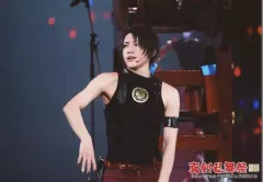 【中古】生写真(男性) 佐藤流司(加州清光)/ライブフォト・横型・上半身・衣装黒・本公演2部衣裳・キャラクターショット/「ミュージカル『刀剣乱舞』～真剣乱舞祭 2016～ Blu-ray＆DVD発売記念イベント上映会」来場者特典ブロマイド