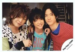 【中古】生写真(ジャニーズ) Hey! Say! JUMP/山田涼介・知念侑李・中島裕翔/横型・センター知念.衣装緑・肩組む・カメラ目線/公式生写真