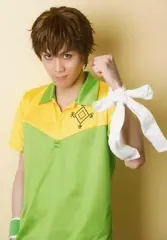 【中古】生写真(男性) 碕理人(忍足謙也)/上半身・ユニフォーム緑.黄色・左手グー・キャラクターショット/ミュージカル『テニスの王子様』春の大運動会2014