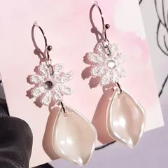 レースフラワー 揺れる花びら ピアス イヤリング