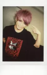 【中古】生写真(男性) Purple Stone/keiya/上半身・衣装黒・赤・Tシャツ・右手後ろ・左手指差し/生チェキ