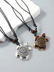 ジュエリー メンズ ネックレス セット 2個 ヴィンテージスタイル 伸縮可能 アクリル 亀 ペンダント メンズ カジュアル チャームネックレス , カップル デコレーション ネックレスセット , デイリー 通勤用