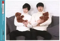 【中古】生写真(男性) 梅原裕一郎・西山宏太朗/横型・膝上・座り・衣装白・黒・両手くまのぬいぐるみ抱き・西山口開き/プリント一番くじ ひょろっと男子～ほっこり男子～