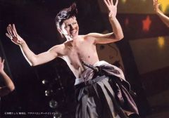 '[중고] 생사진(남성) 극단 Patch/무라카와 아키요시(타카스기 히데요시)/라이브 포토·가로형·무릎 위·의상 그레이 화이트·상반신 알몸·양손 올려 파·시선 오른쪽/Patch stage vol.9 무대